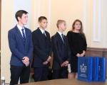 Трое отважных подростков из Новомичуринска получили награды за спасение жизни